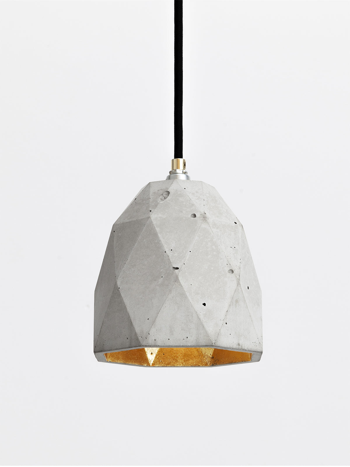 [T1] Pendant Light Triangle still 6