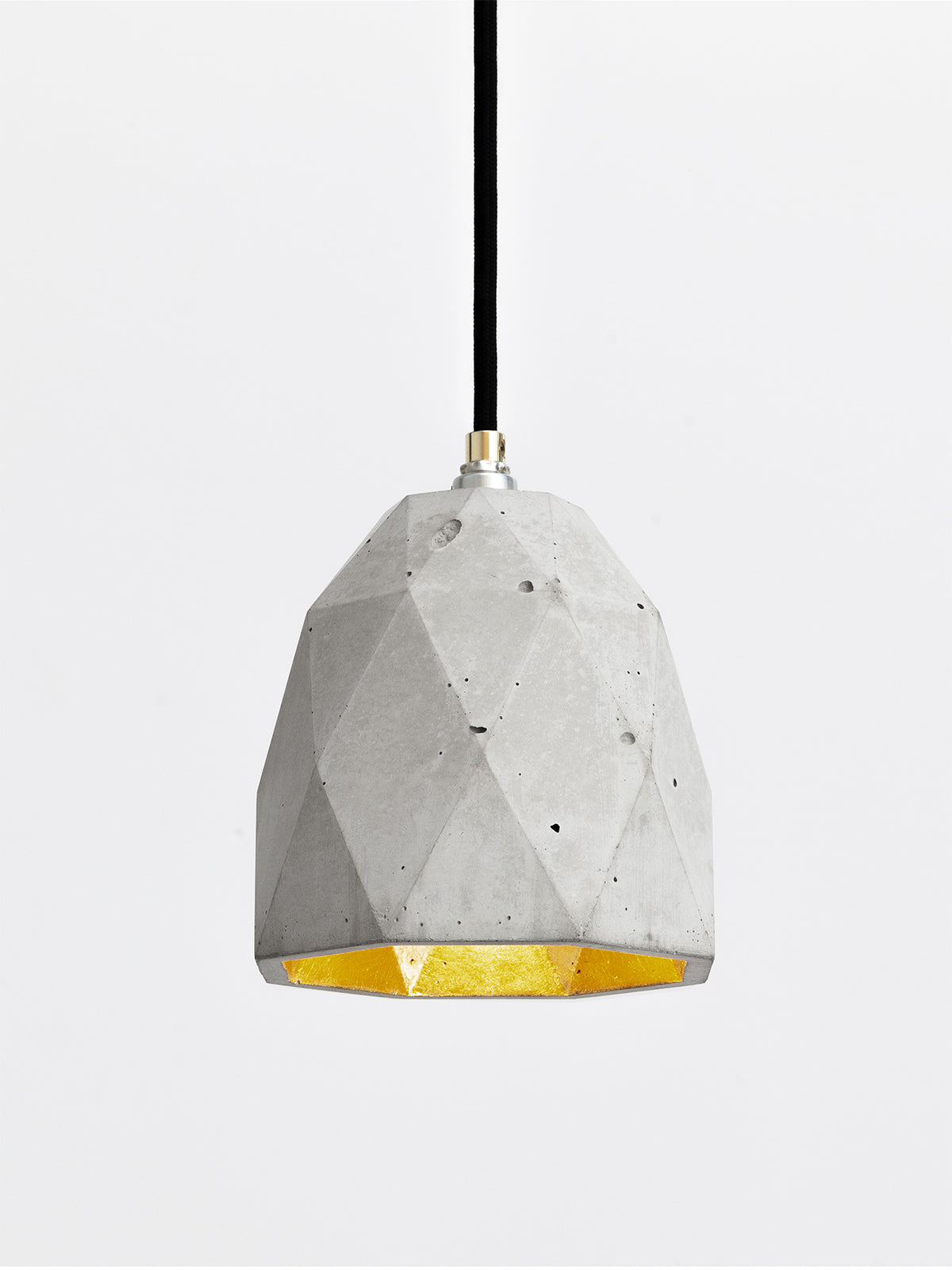 [T1] Pendant Light Triangle still 1