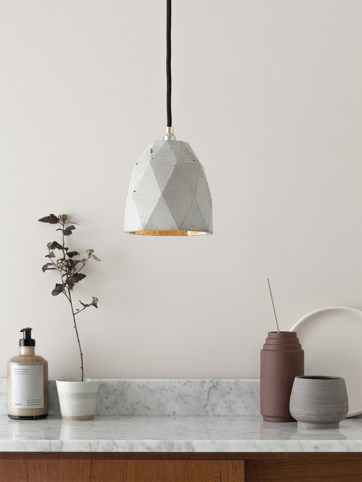 [T1] Pendant Light Triangle still 3