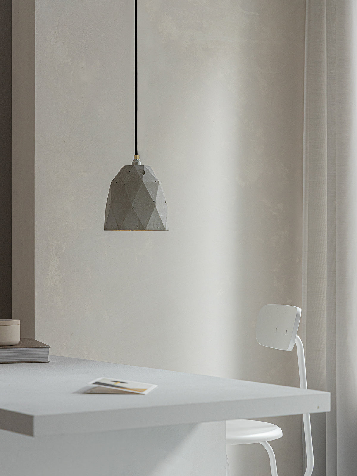 [T1] Pendant Light Triangle still 10