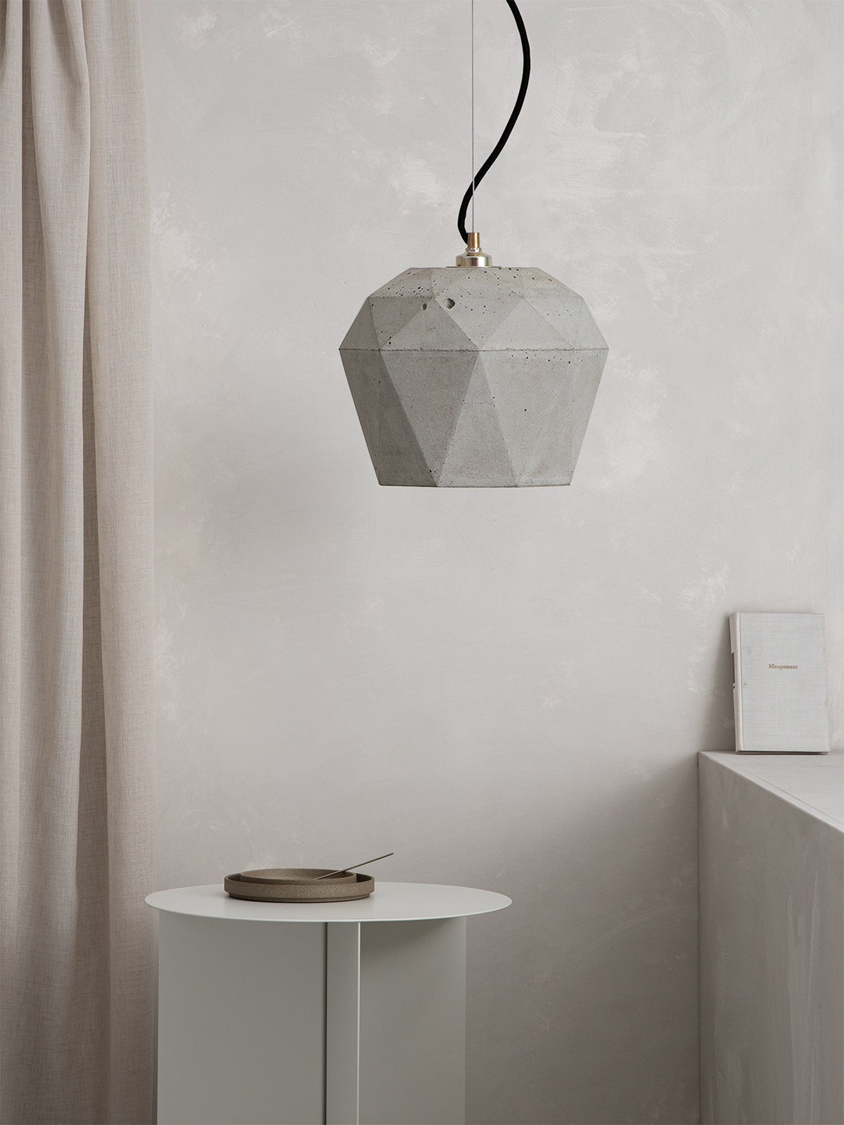 [T4] Pendant Light Triangle  Big still 4