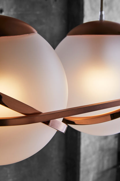 Decò Pendant Lamp, close up view of lights and detailings.