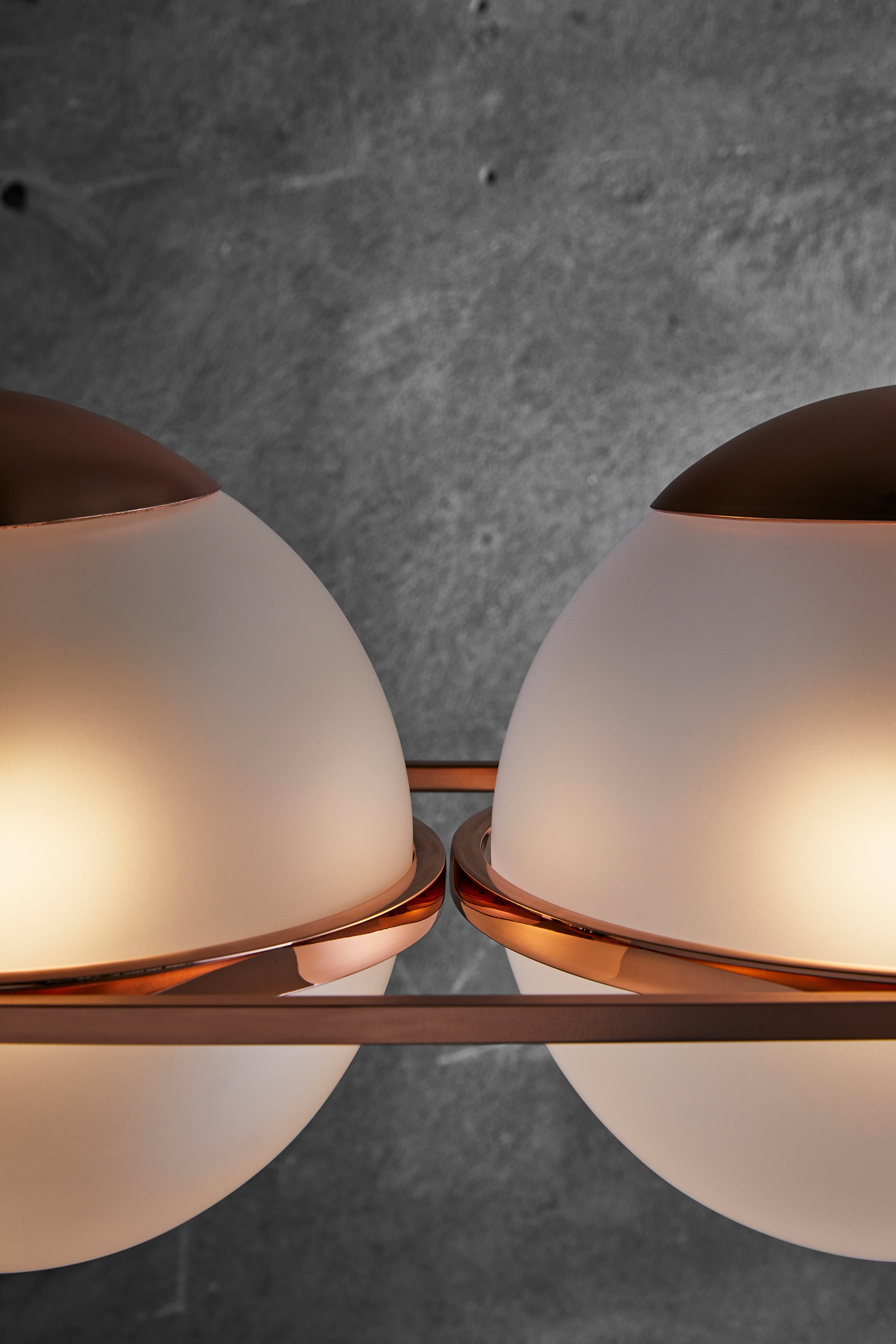 Decò Pendant Lamp, close up view of lights and detailings.